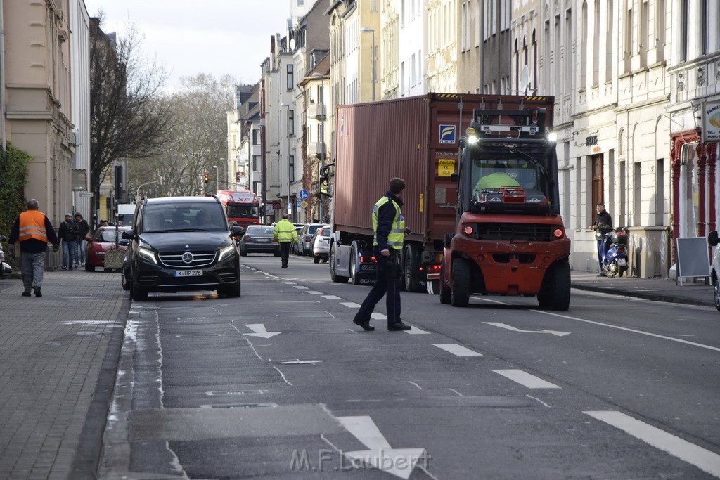 LKW gegen Bruecke wegen Rettungsgasse Koeln Muelheim P66.JPG - Miklos Laubert